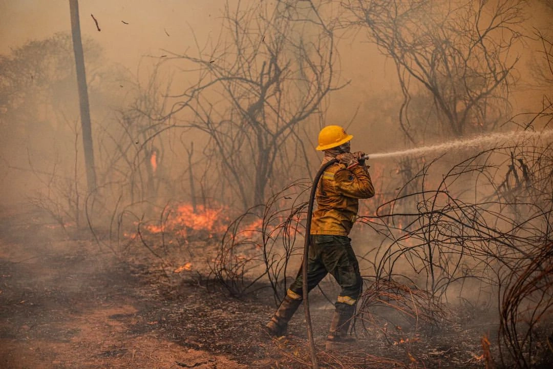 O fotógrafo-brigadista Augusto Dauster acompanha o trabalho da equipe de coombate ao fogo no Pantanal (Guto Dauster/Prevfogo-Ibama)