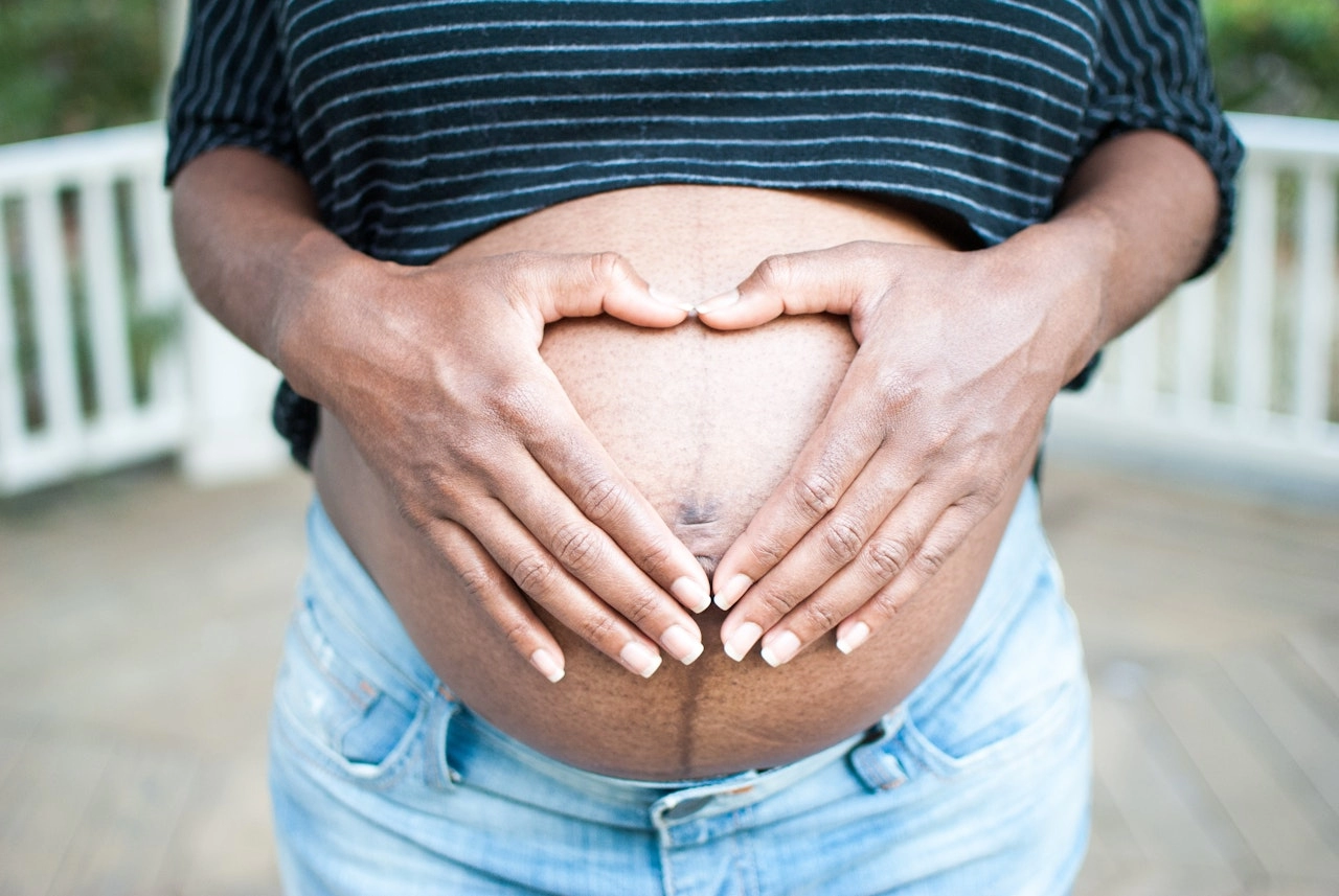 Mulher grávida com a mão sobre a barriga (Foto: Nappy)