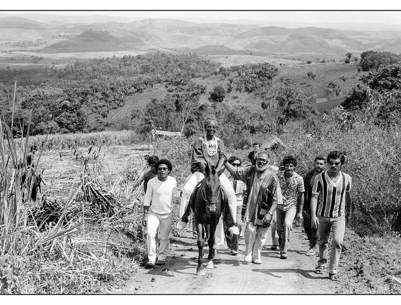 Mãe Hilda sobe a Serra da Barriga. Num lugar sagrado, ialorixá foi chamada para abrir caminhos (Foto: Divulgação)